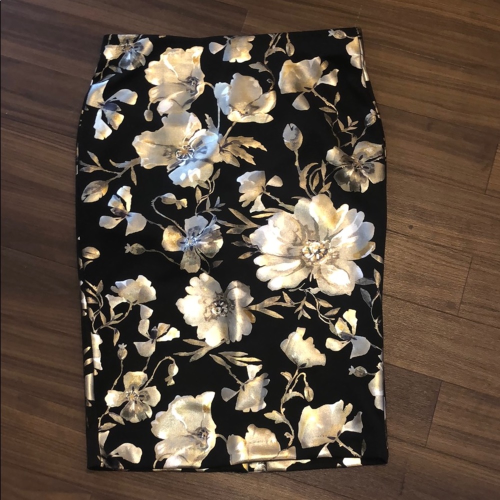 Flower detail skirt